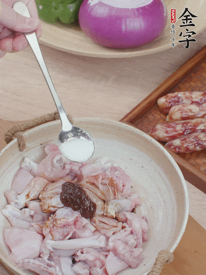 牛蛙塊加1勺柱候醬、1勺生抽、1/3勺白砂糖腌漬20分鐘。