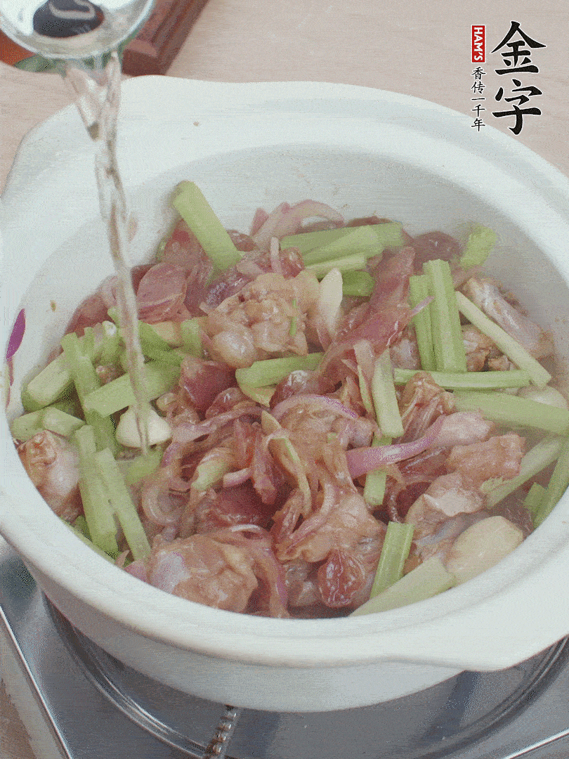 牛蛙變色后，淋點啤酒，加蓋后調(diào)小火燜10分鐘。