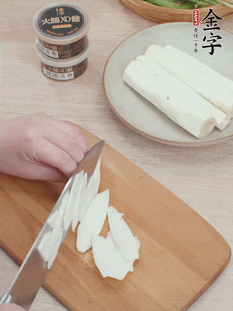 鐵棍山藥去皮，斜刀切片。