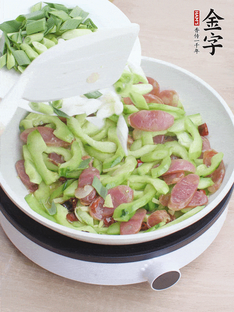 下青蒜翻炒。