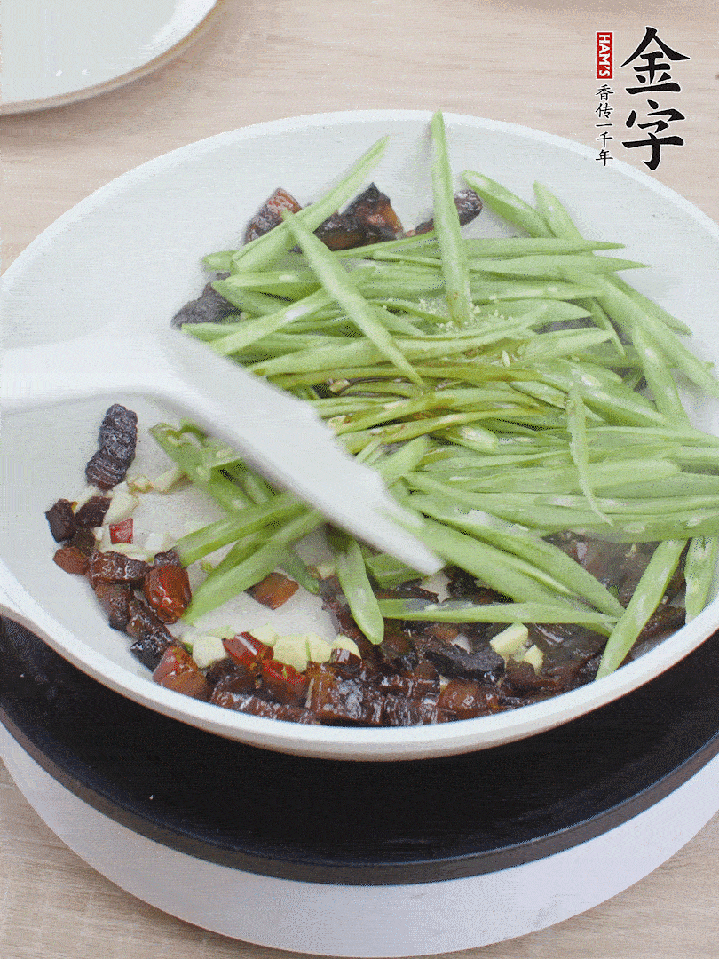 下豆角，生抽、雞精調(diào)味，炒到斷生。