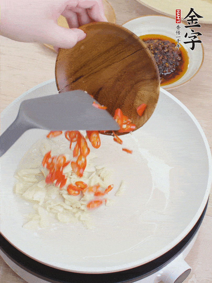 油熱煸香蒜末、辣椒。