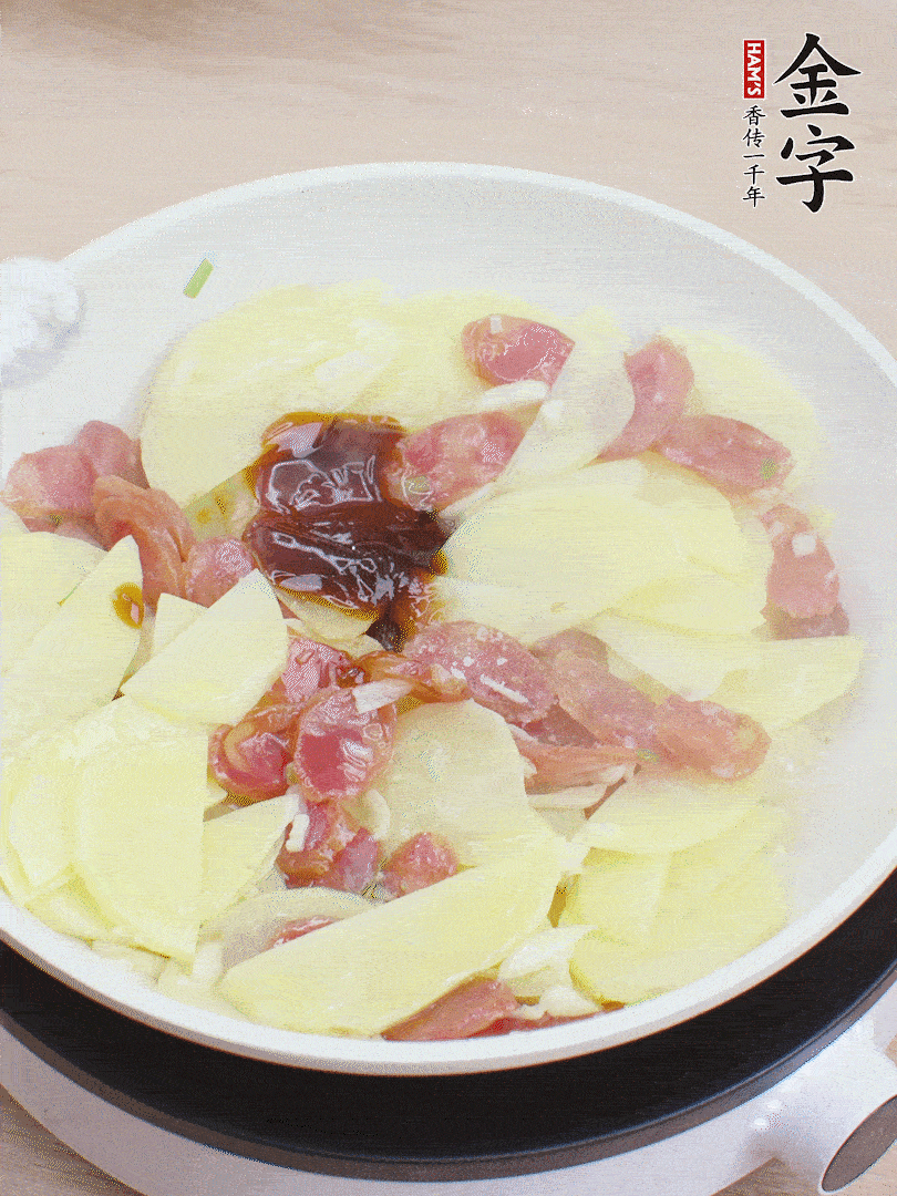 下土豆片，1勺生抽、1勺蠔油、1/3勺鹽、1/3勺糖炒至入味。