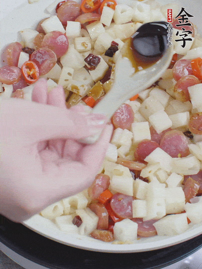 下藕丁，加生抽、香醋、白糖、鹽翻炒均勻。