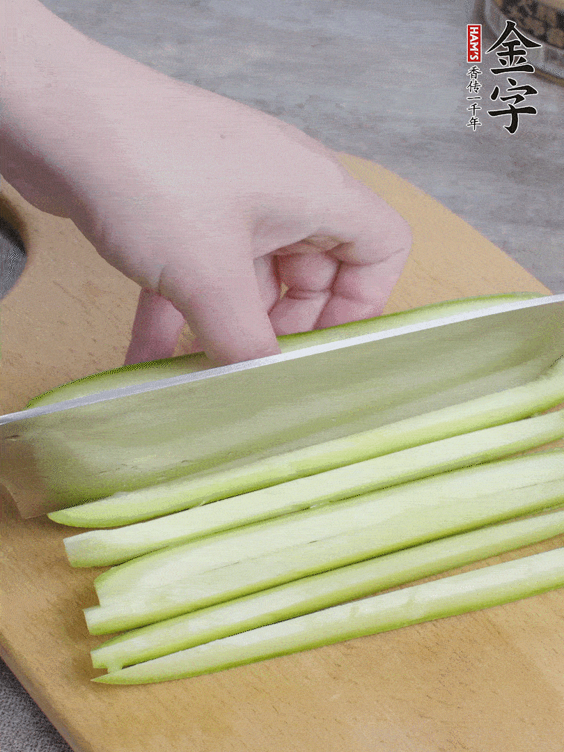 西葫蘆對(duì)半切，去瓤切條。