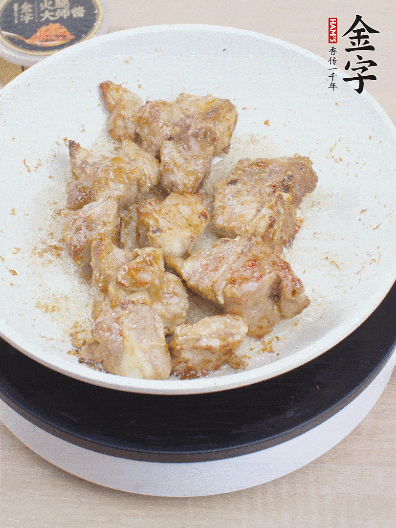 油4成熱，下小排煎炒至邊緣微微發(fā)焦。