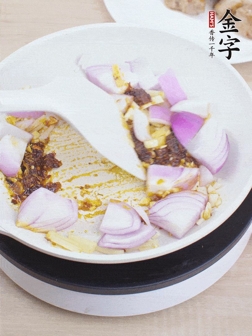 另起一鍋，姜、蒜末、1勺金字火腿大師醬、洋蔥塊炒香。