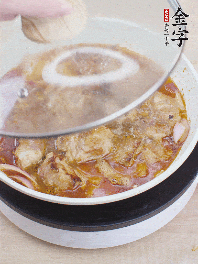 下小排翻炒，加1勺生抽、1點(diǎn)白砂糖和少許水燜2分鐘。