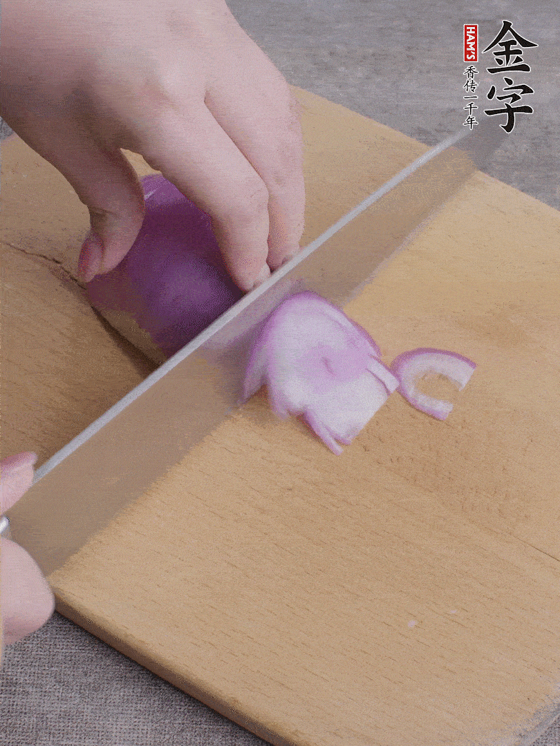 洋蔥切絲、蔥切段。