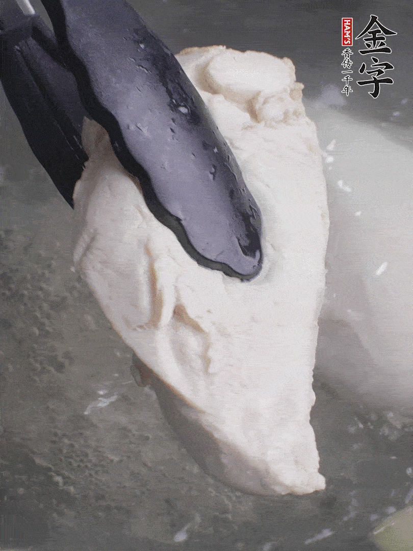 雞胸肉冷水下鍋，加姜片煮熟。過(guò)冰水撕成細(xì)絲。