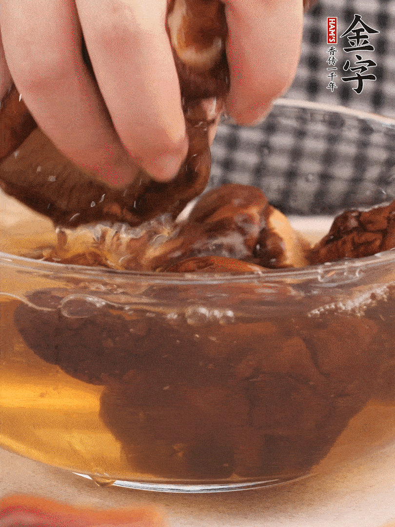 干香菇溫水泡發(fā)，去蒂洗凈切十字。