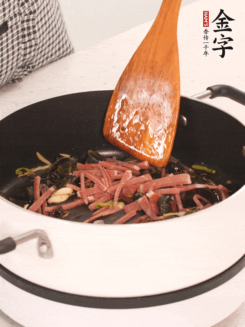 加入火腿煸炒一會(huì)，倒入開(kāi)水燉煮15分鐘。