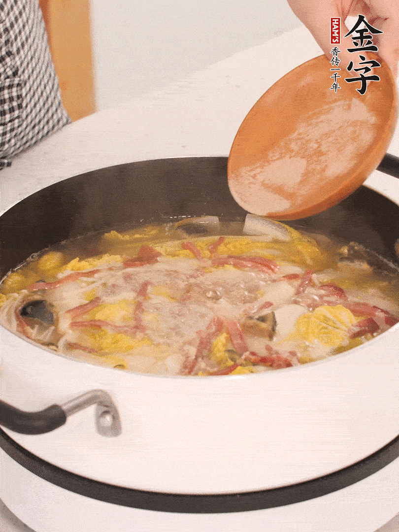 加適量的白胡椒調(diào)味。