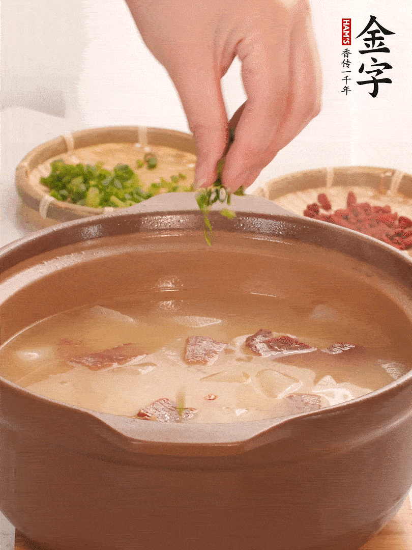 最后點綴點小蔥花、枸杞，增色提味。