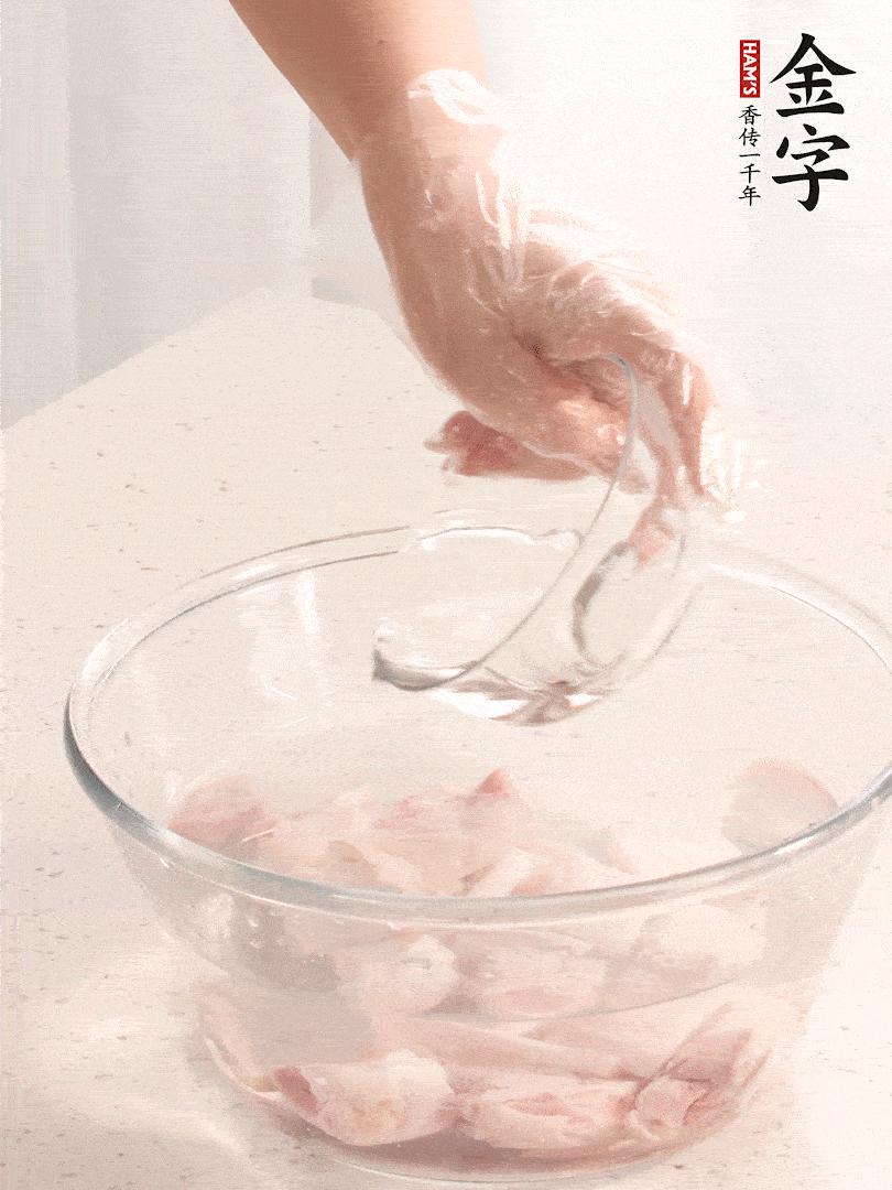 豬蹄除去雜毛、刮去油膩，斬成大塊，冷水浸泡半小時(shí)出血水，冷水下鍋，放入姜片、醋去腥，水燒開大約2分鐘，撈出。（白醋能夠讓豬蹄更白凈）