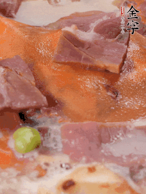 放適量料酒、清水煮到沸騰，再下蟹塊燜煮8分鐘。