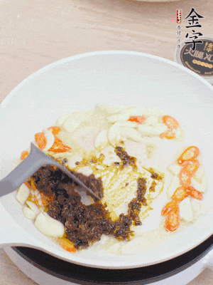 豬油下鍋，爆香蒜片、金字火腿XO醬。