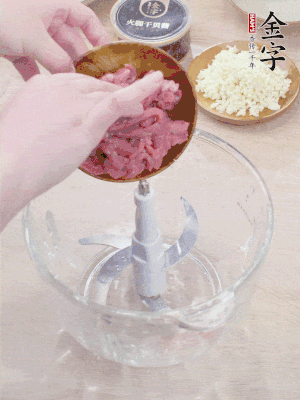 牛肉攪成牛肉泥。