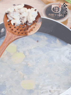 沸水下花蛤肉、姜片、料酒焯水。