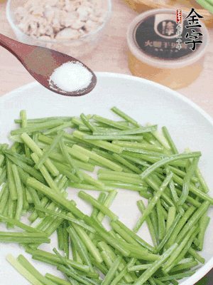 起鍋熱油，下韭菜苔炒至變色。加少許鹽。