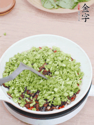 下菜梗翻炒，混合醬油肉。