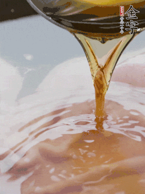 洗凈后冷水下鍋，加黃酒焯水。