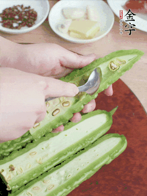 苦瓜去籽切薄片，一點(diǎn)鹽拌勻，10分鐘后沖洗控干。香蔥切蔥花、姜切末、蒜拍碎、干辣椒切圈。