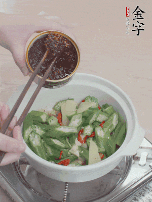 加1勺金字火腿干貝醬、1/2勺生抽攪拌均勻。