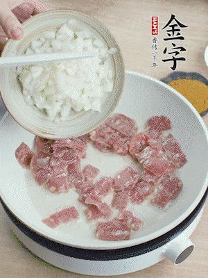 依次下洋蔥、紅菜椒、豌豆粒、玉米粒翻炒均勻。