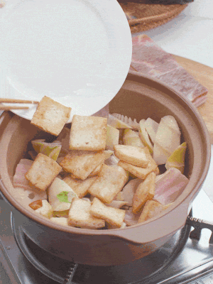 依次下春筍、豆腐，開(kāi)水沒(méi)過(guò)食材。