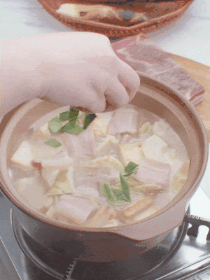 一小撮鹽、糖、雞精調(diào)味，最后撒點(diǎn)蒜葉點(diǎn)綴。