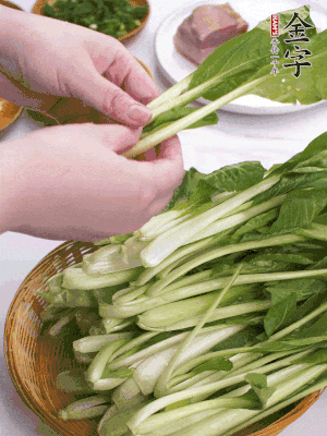小青菜掰成一片片。
