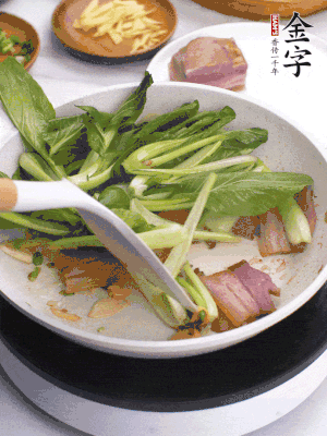 下小青菜翻炒，菜梆子變軟時(shí)，撒一點(diǎn)鹽、雞精調(diào)味。