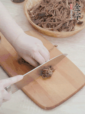 干茶樹菇浸泡過夜，去老根焯水，擠干水份。