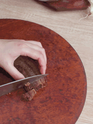 金字臘肉水煮15分鐘，切片。