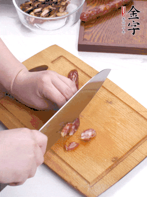 干香菇泡發(fā)切片，金字香腸切片，春筍切大粒。