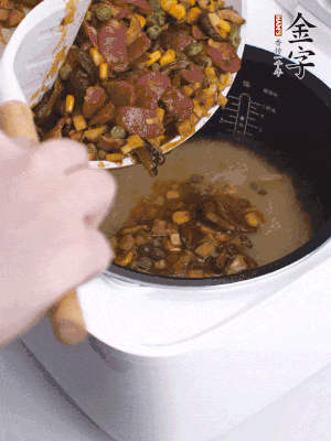 鋪在洗好的大米上，加清水，與食材持平。