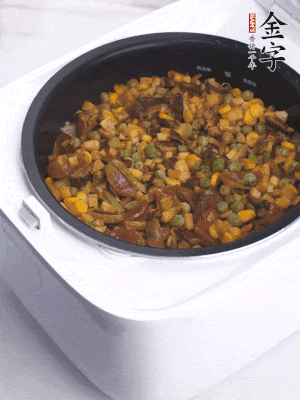 電飯煲按煮飯鍵，出鍋撒蔥花。