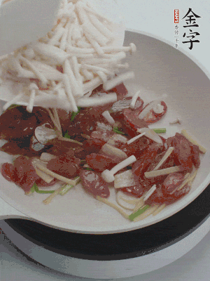 放白玉菇、青紅辣椒、雞蛋。