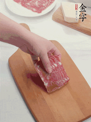 金字培根火腿改刀切小片；白洋蔥切??；新鮮豌豆剝殼。