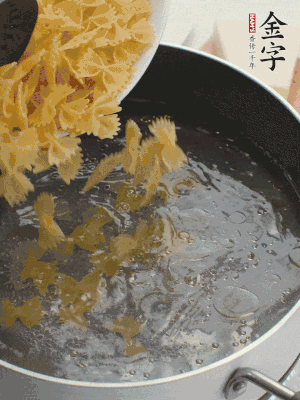 蝴蝶面加橄欖油煮熟；豌豆焯水30秒。