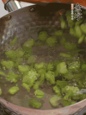 鍋中水沸，放一撮鹽，下蠶豆豆瓣焯3分鐘，下百合，3秒撈出，一起撈出瀝水。