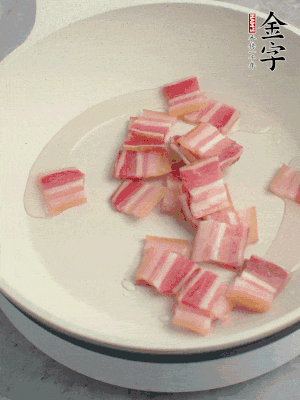 鍋中少許油，金字淡咸肉煸香。