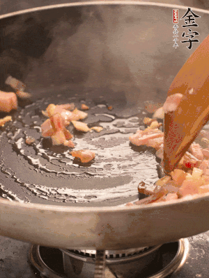 熱油爆香大蒜粒，煸香咸肉丁，淋一勺黃酒調味。