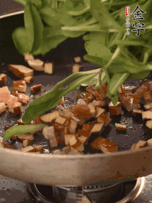 再放香干煸炒，最后放馬蘭頭翻炒至變軟。