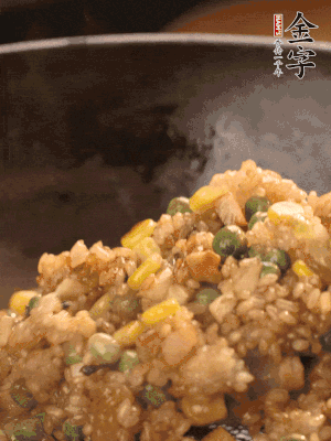 再下糯米，1勺蠔油、2勺生抽調(diào)味翻炒均勻。