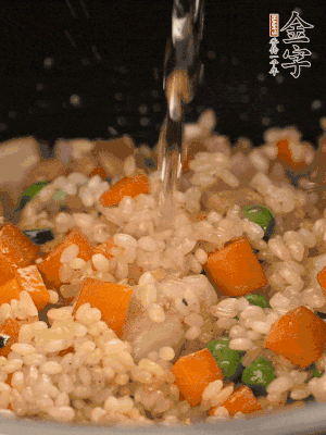 把食材轉(zhuǎn)移到電飯鍋中，倒入點(diǎn)清水，正常煮飯。