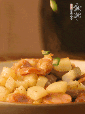 翻炒均勻，撒上蔥花后即可。