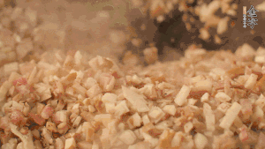 鍋中熱油，依次下食材翻炒，加2勺料酒、少許胡椒粉調(diào)味，撒蔥花攪拌均勻。