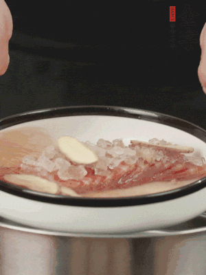 置于盤中，加冰糖100g、黃酒100g、水200g，上鍋蒸20分鐘。